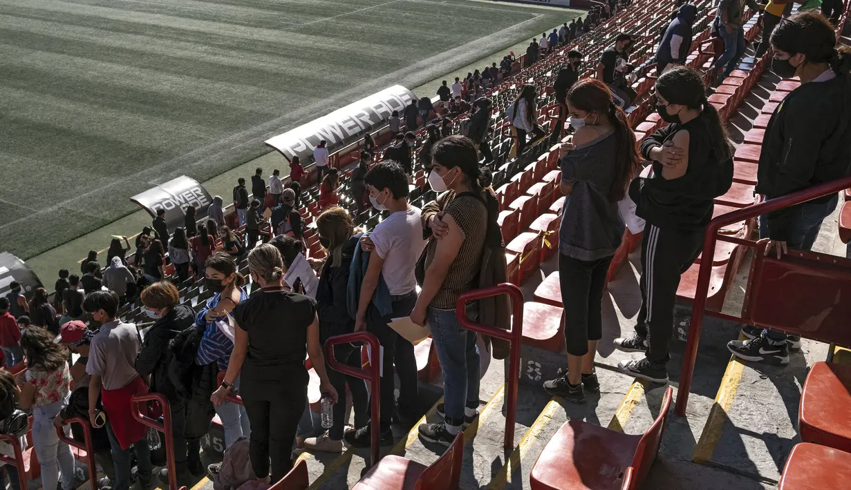 Anak-anak usai divaksin COVID-19 dalam program vaksinasi untuk anak-anak berusia 15 hingga 17 tahun di Stadion Caliente, Tijuana, Baja California, Meksiko, 24 November 2021. Meksiko bersiap menghadapi gelombang keempat infeksi virus corona COVID-19. (Guillermo Arias/AFP)