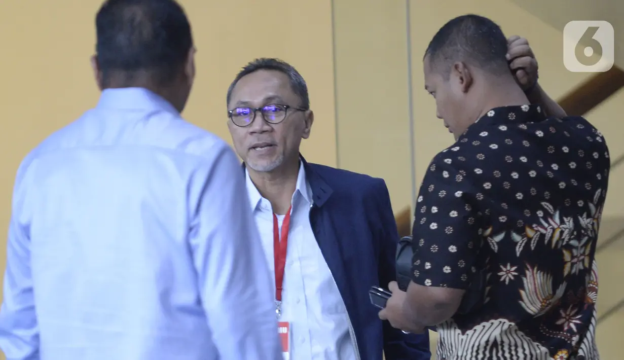 Ketum PAN Zulkifli Hasan akan menjalankan Salat Jumat di sela-sela pemeriksaan oleh penyidik di Gedung KPK, Jakarta, Jumat (14/2/2020). Zulkifli Hasan diperiksa sebagai saksi untuk tersangka korporasi PT Palma Satu terkait kasus alih fungsi hutan Riau pada tahun 2014. (merdeka.com/Dwi Narwoko)