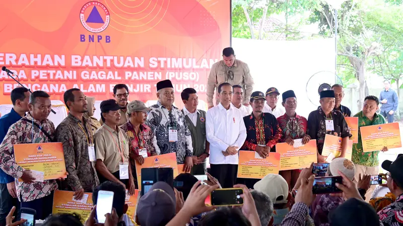 Jokowi penyaluran bantuan langsung tunai (BLT) puso di Kantor Kecamatan Bojong, Kabupaten Pekalongan, Jawa Tengah