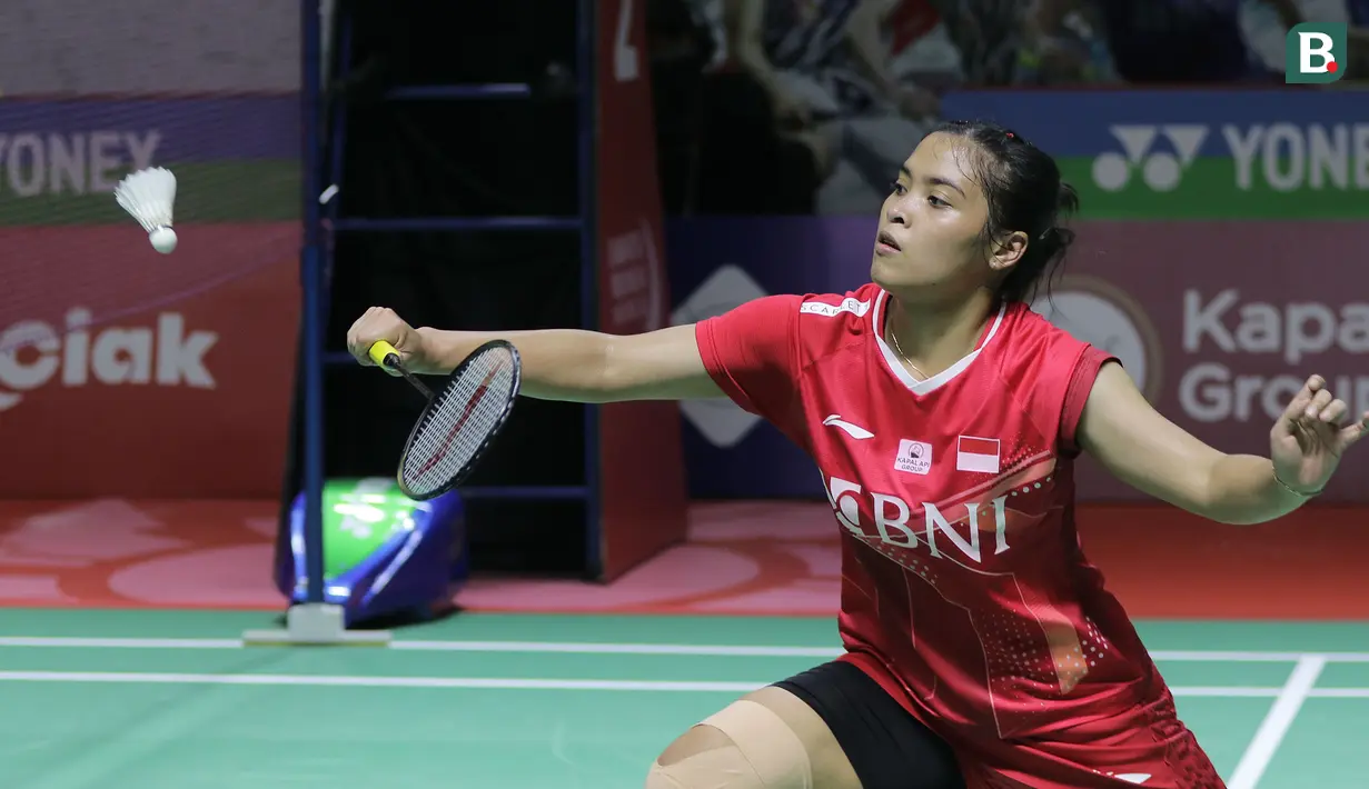 Sektor tunggal putri yang hanya menurunkan dua pebulu tangkis di ajang Daihatsu Indonesia Masters 2022 akhirnya hanya menyisakan satu wakilnya di babak 16 besar. Hal ini terjadi usai kekalahan Putri Kusuma Wardani dari tunggal putri Cina He Bing Jiao dalam babak 32 besar di Istora senayan, Jakarta, Rabu (8/6/2022). (Bola.com/Ikhwan Yanuar)