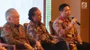 Presiden Direktur Mayora Group  Andre Atmadja (kanan) saat memberikan penjelasan kepada media di Jakarta, Rabu (6/2). Mayora menunjukkan pertumbuhan bisnis perusahaan yang melebihi 30 persen dibanding tahun sebelumnya. (Liputan6.com/Angga Yuniar)
