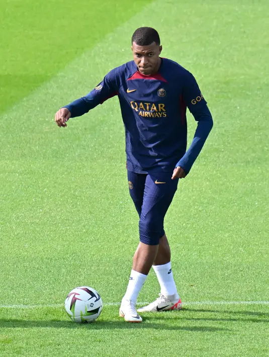 Pasalnya, pesepak bola 24 tahun itu santer dikabarkan bakal meninggalkan PSG untuk bergabung ke Real Madrid. (Miguel MEDINA / AFP)