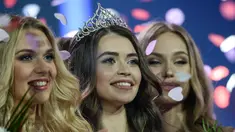 Maria Vasilevich (tengah) tersenyum setelah dinobatkan sebagai Miss Belarus 2018 di Minsk, Belarusia (4/5). 30 model mengambil bagian dalam final kontes - yang diadakan sejak tahun 1998 ini. (AFP Photo/Maxim Malinovsky)