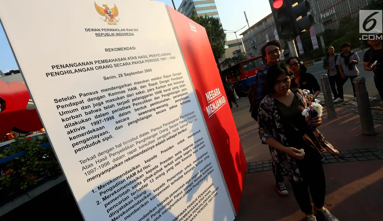 Aktivis Kontras membawa bunga saat menggelar aksi damai di kawasan MH. Thamrin, Jakarta, Rabu (30/08). Dalam aksinya mereka membagikan bunga kepada warga yang melintas di kawasan MH. Thamrin. (Liputan6.com/Johan Tallo)