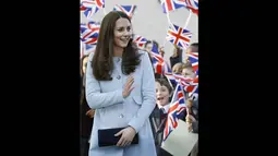 Kate Middleton yang sedang hamil anak kedua terlihat lebih cantik dan semakin modis saat menghadiri pembukaan Kensington Leisure Centre di London, Inggris, Senin (19/1/2015). (AFP PHOTO/KIRSTY WIGGLESWORTH/POOL)