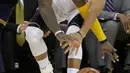 Stephen Curry (30) berebut bola dengan Kyrie Irving pada pertandingan  gim pertama Final NBA 2017 di Oracle Arena di Oakland, California (1/6). Curry mencatatkan double-double dengan 28 poin dan 10 assist. (AP Photo / Marcio Jose Sanchez)