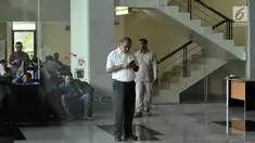 Anggota DPR RI, Melchias Marcus Mekeng melihat ponselnya usai diperiksa di Gedung KPK Jakarta, Kamis (10/8). Melchias Marcus Mekeng diperiksa sebagai saksi TPK pengadaan paket penerapan KTP elektronik. (Liputan6.com/Helmi Fithriansyah) 
