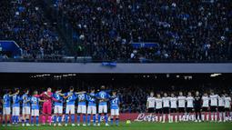 Para pemain Napoli dan Atalanta mengheningkan cipta untuk mengenang korban Tragedi Cutro sebelum dimulainya laga pekan ke-26 Liga Italia 2022/2023 di Diego Armando Maradona Stadium, Naples, Minggu (12/3/2023) dini hari WIB. (AFP/Filippo Monteforte)