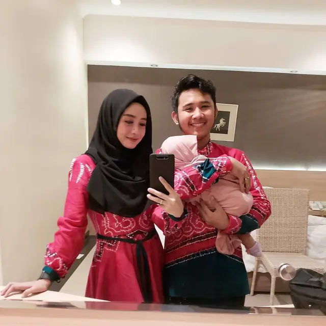 Hamil Anak Kedua, Ini 6 Potret Keluarga Kecil Ega Noviantika dan Rafly D'Academy