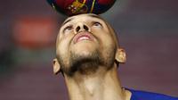 Penyerang baru Barcelona, Martin Braithwaite mengontrol bola selama presentasi dirinya di Barcelona, Spanyol (20/2/2020). Barcelona resmi memperkenalkan pemain anyar mereka, Martin Braithwaite yang diboyong Leganes. (AP Photo/Emilio Morenatti)