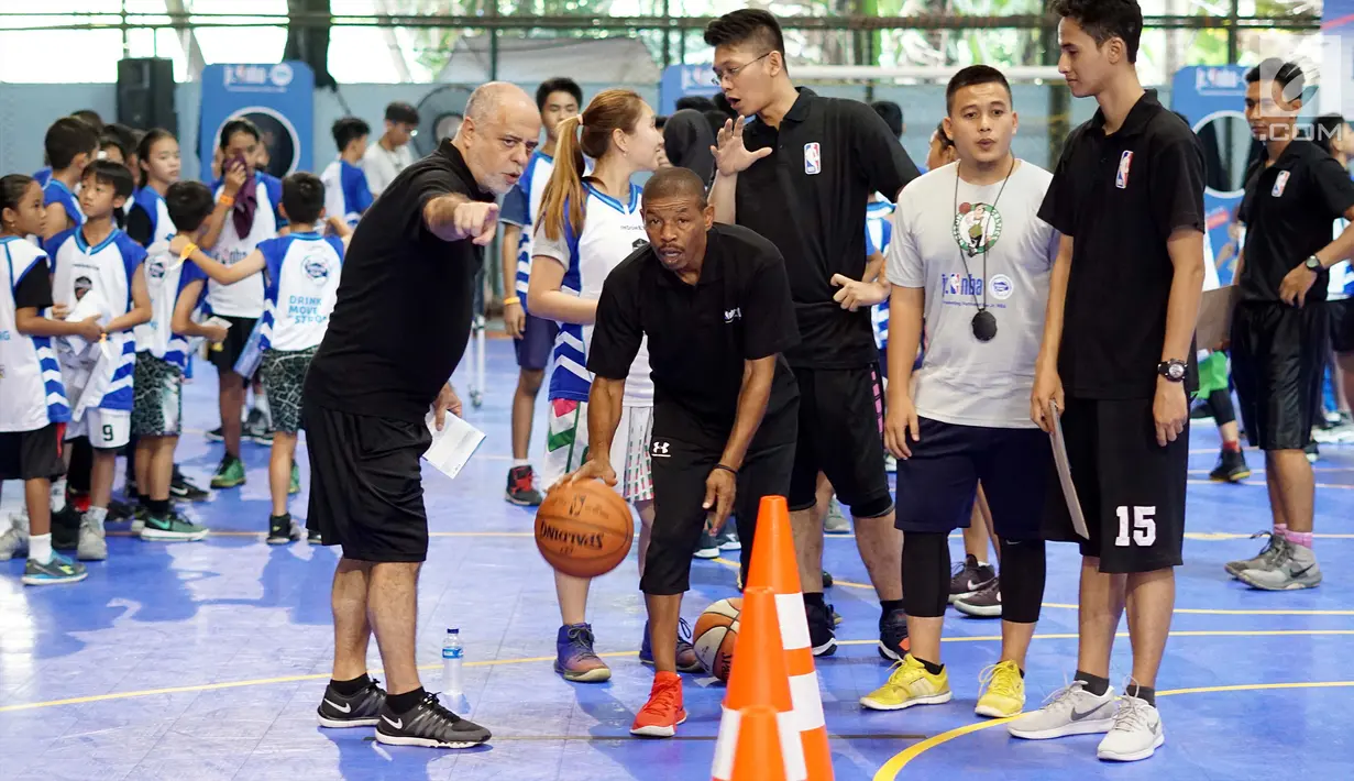 Mantan pemain NBA, Muggsy Bogues membawa bola pada acara Regional Selection Camp Jr. NBA Indonesia 2018 di Cilandak Sport Center, Jakarta. Kegiatan digelar pada 21-22 Juli 2018. (Liputan6.com/Fery Pradolo)