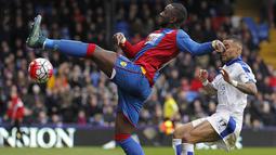 Penyerang Crystal Palace, Yannick Bolasie, berebut bola dengan bek Leicester, Danny Simpson, pada laga Liga Premier Inggris di Stadion Selhurst Park, London, Sabtu (19/3/2016). Crystal Palace takluk 0-1 dari Leicester. (AFP/Ikimages)