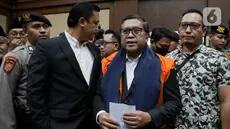 Tersangka kasus dugaan suap pengurusan penggantian antar-waktu anggota DPR untuk Harun Masiku dan perintangan penyidikan (obstruction of justice), Hasto Kristiyanto (kedua kanan) bersiap menjalani sidang pembacaan dakwaan di Pengadilan Tindak Pidana Korupsi, Jakarta, Jumat (14/3/2025). (Liputan6.com/Herman Zakharia)