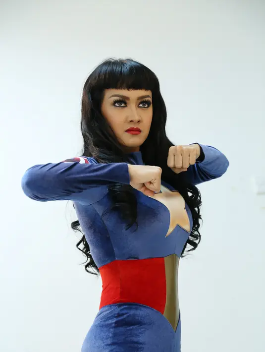 Dalam memerankan karakter superwoman, Julia Perez dituntut untuk memperagakan 16 gaya.(Galih W Satria/Bintang.com)