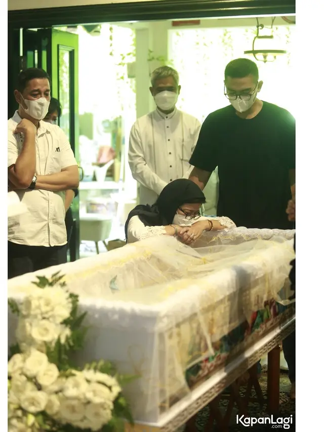 7 Potret Suasana Duka di Rumah Nurul Arifin, Diwarnai Isak Tangis Keluarga