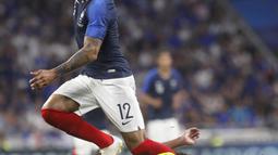 Aksi pemain Prancis, Corentin Tolisso menghidari adangan pemain Amerika Serikat, Weston Mckennie pada laga uji coba di Groupama stadium, Decines, Lyon (9/6/2018). Prancis dan Amerika bermain imbang 1-1. (AP/Laurent Cipriani)