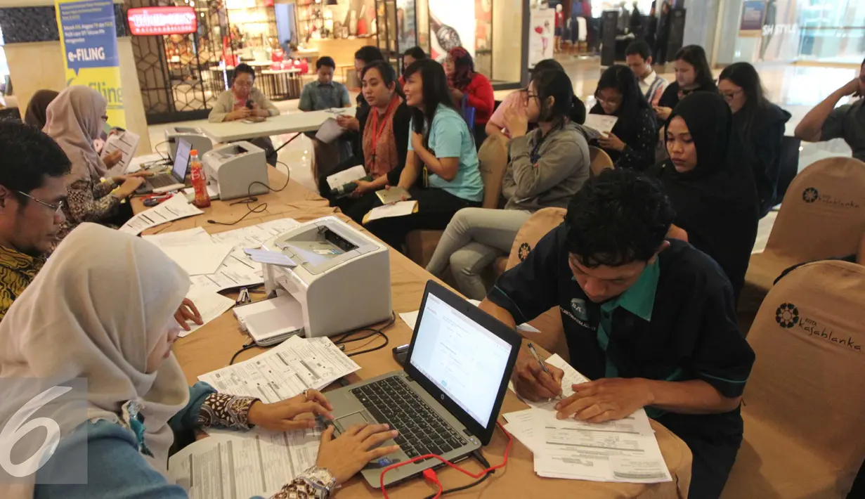 Masyarakat melakukan pendaftaran aktivasi pajak online di salah satu pusat perbelanjaan, Jakarta, Jumat (11/3). Mengacu data Kementerian Keuangan, kinerja penerimaan pajak negara dalam dua bulan pertama tahun 2016 masih loyo. (Liputan6.com/Angga Yuniar)