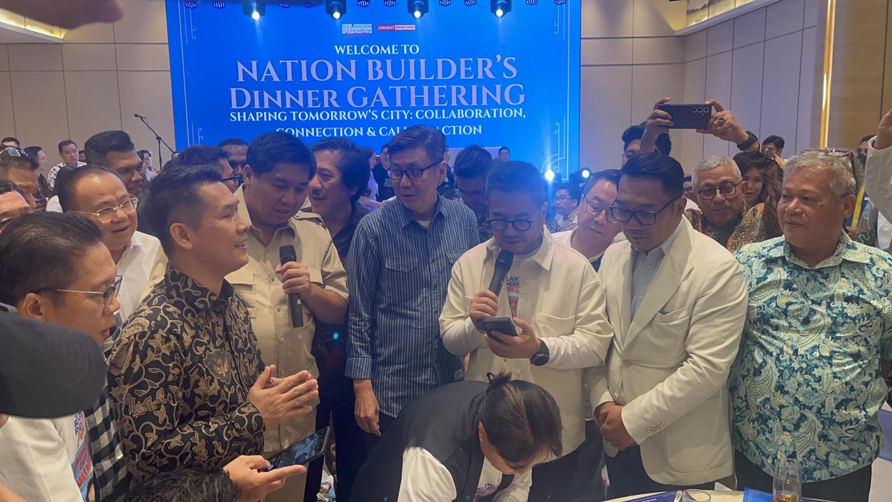 Calon Gubernur (Cagub) Jakarta nomor urut 1 Ridwan Kamil saat bertemu dengan kelompok multietnik di kawasan Pantai Indah Kapuk (PIK), Jakarta Utara, Jumat malam (22/11/2024). (Liputan6.com/Winda Nelfira)