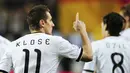 Selebrasi striker Miroslav Klose seusai mencetak gol pertama Jerman ke gawang Kazakhstan dalam lanjutan kualifikasi Euro 2012 Grup A di Fritz-Walter Stadion, 26 Maret 2011. Jerman unggul 4-0. AFP PHOTO / JOHANNES EISELE