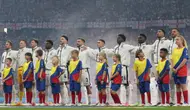 Kiper Inggris #01 Jordan Pickford, bek Inggris #05 John Stones, bek Inggris #06, Marc Guehi, gelandang Inggris #04, Declan Rice, bek Inggris #03, Luke Shaw, gelandang Inggris #11, Phil Foden, gelandang Inggris #26, Kobbie Mainoo, penyerang Inggris #07, Bukayo Saka, gelandang Inggris #10, Jude Bellingham, dan bek Inggris #02, Kyle Walker, menyanyikan lagu kebangsaan sebelum pertandingan final Euro 2024 antara Spanyol dan Inggris di Olympiastadion di Berlin pada 14 Juli 2024. (Adrian DENNIS/AFP)