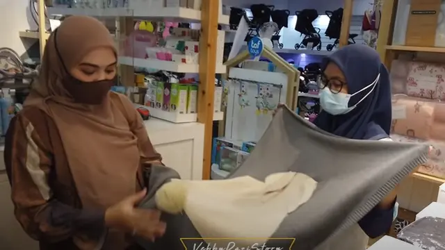 6 Momen Vebby Palwinta dan Suami Belanja Perlengkapan Bayi, Seru