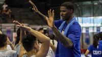 Pebasket NBA dari klub Charlotte Hornets, Marvin Williams, saat memberikan pelatihan bagi anak-anak Indonesia di Cilandak Sports Center, Jakarta Selatan, Sabtu (27/8/216). (Bola.com/Vitalis Yogi Trisna) 