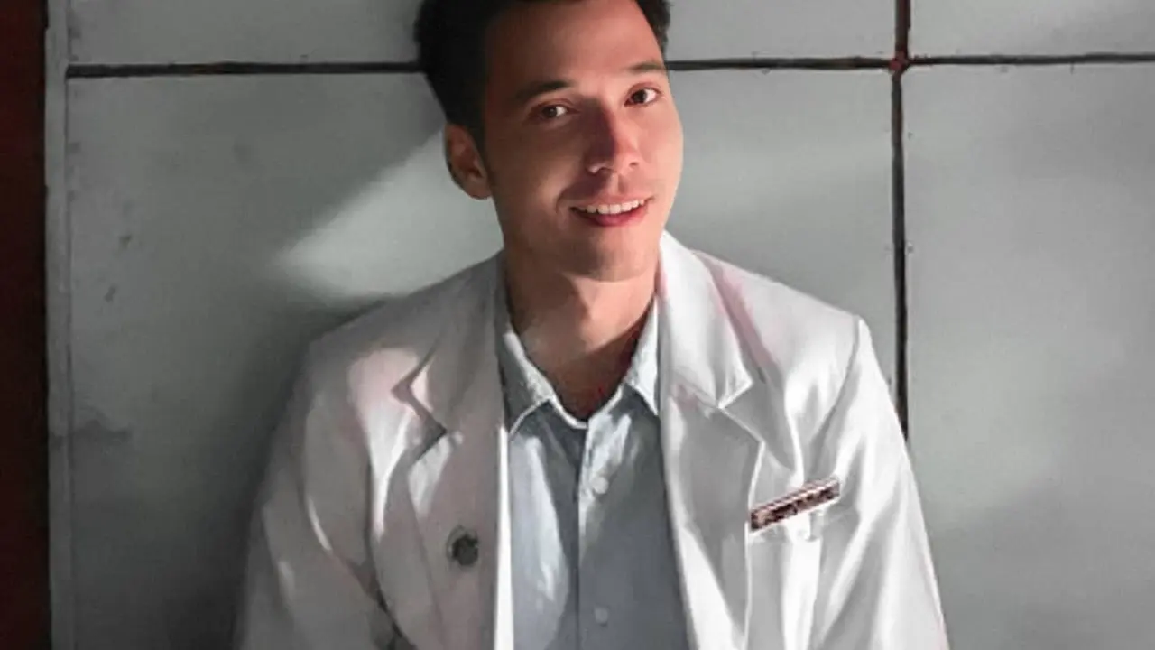 7 Gaya Stefan William Jadi Dokter Muda di Sinetron Ini Makin Keren