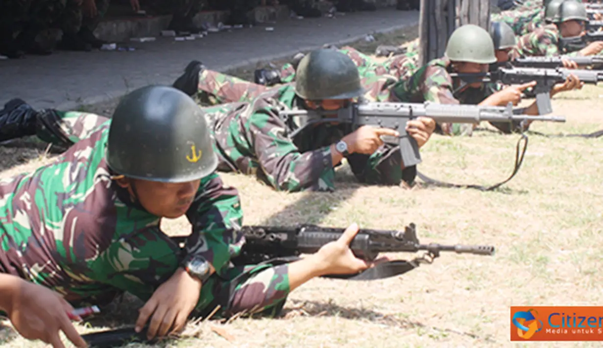 Citizen6, Surabaya: Setiap personil mendapatkan kesempatan menembak 58 butir caliber 5,56 mm. Dari jumlah 58 butir peluru tersebut peserta menggunakan tiga posisi menembak yaitu posisi tiarap, duduk /jongkok dan posisi berdiri. (Pengirim: Penkobangdikal).