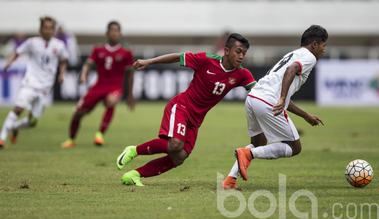 Pemain Timnas Indonesia U-22 Febri Haryadi menghadang laju pemain Myanmar pada laga uji coba di Stadion Pakansari, Selasa (21/3/2017). Indonesia sementara bermain imbang 1-1. (Bola.com/Vitalis Yogi Trisna)
