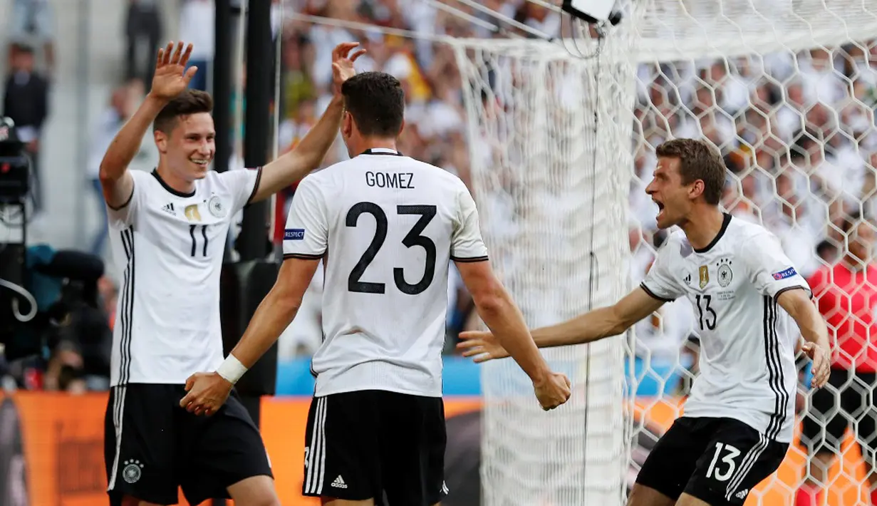Jerman menang 3-0 atas Slovakia pada laga 16 besar Piala Eropa 2016 di Stade Pierre Mauroy, Lille, Minggu (26/6/2016) malam WIB. Tiga gol Die Mannschaft disarangkan Jerome Boateng, Mario Gomez, dan Julian Draxler. (Reuters/Lee Smith)