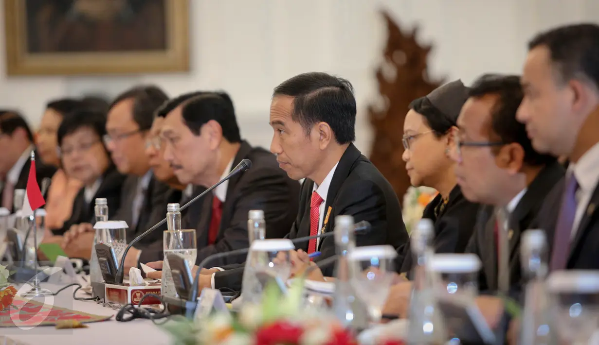 Presiden Jokowi (tengah) bersama delegasi saat melakukan pertemuan bilateral dengan PM Timor Leste Rui Maria De Araujo bersama delegasi (baris kiri) di Istana Merdeka, Jakarta, Rabu (26/8). (Liputan6.com/Faizal Fanani)