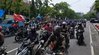 Massa bergerak menuju ke arah DPRD Jawa Timur pada Kamis, 8 Oktober 2020. (Foto: Liputan6.com/Dian Kurniawan)