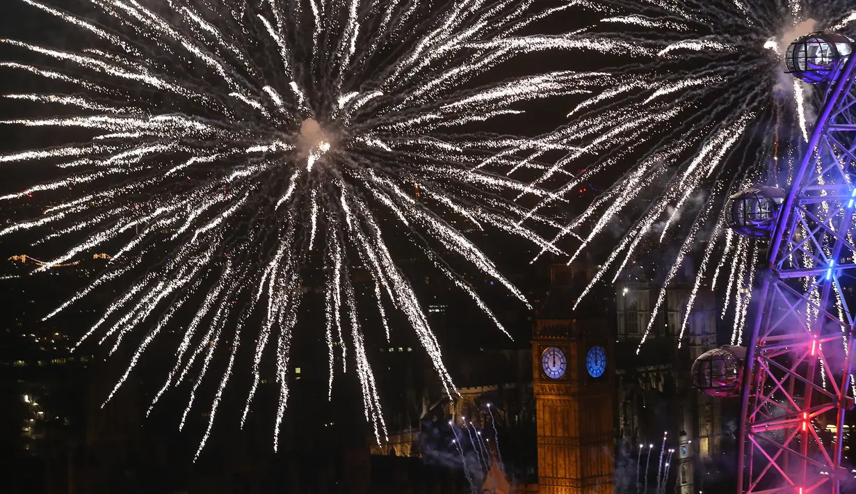 <p>Kembang api memancar di sekitar The Elizabeth Tower, juga dikenal sebagai 'Big Ben' dan London Eye saat perayaan Tahun Baru di London, Inggris (1/1/2016). (AFP Photo / Justin Tallis)</p>