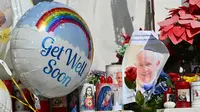 Balon-balon dipasang di patung Yohanes Paulus II di mana orang-orang datang untuk berdoa di luar rumah sakit Gemelli tempat Paus Fransiskus dirawat karena pneumonia, di Roma pada 23 Februari 2025. (Alberto PIZZOLI/AFP)