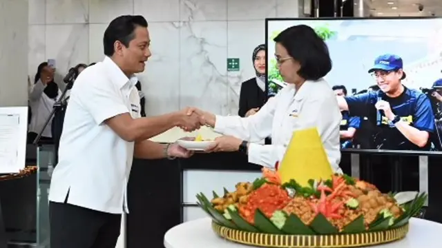 Sri Mulyani Meleleh, di Ultah ke-62 Dapat Kado Mawar Merah dan Nyanyian Lagu The Beatles Favoritnya.