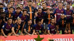 Pemain Barcelona berpose dengan Piala Joan Gamper saat berselebrasi di stadion Camp Nou, Spanyol (15/8). Barcelona menang telak 3-0 atas Boca Juniors. (AP Photo/Manu Fernandez)