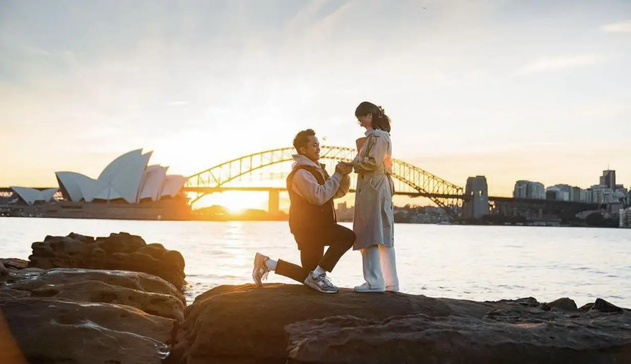 Saat dilamar sang kekasih, Mitzi terlihat mengenakan outer panjang warna coklat dipadukan celana putihnya. (@mitziabigail)