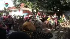 Ada sebuah tradisi unik di Sumatera Barat, untuk membuat anak kembar sepasang tidak saling mencintai satu sama lain. 