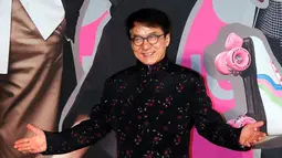 Aktor Hong Kong Jackie Chan berpose di karpet merah Hong Kong Film Awards di Hong Kong, (15/4). Hong Kong Film Awards digelar untuk yang ke 37 kalinya dan diberikan kepada insan perfilman. (AP Photo / Vincent Yu)