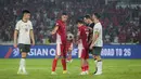 Pemain Timnas Indonesia, Jay Idzes (kedua kiri) ditemani Egy Maulana Vikri (ketiga kanan) berbincang dengan wasit saat bersiap melakukan penalti dalam laga lanjutan putaran ketiga Kualifikasi Piala Dunia 2026 melawan China di Stadion Utama Gelora Bung Karno (SUGBK), Senayan, Jakarta, Selasa (05/06/2025). (Bola.com/Bagaskara Lazuardi)