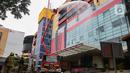 Sebanyak 45 unit mobi Dinas Penanggulangan Kebakaran dan Penyelamatan (Gulkarmat) Jakarta dikerahkan guna mencegah munculnya api baru di sisa kebakaran Glodok Plaza yang terjadi pada Rabu (15/1/2025) malam. (Liputan6.com/Angga Yuniar)