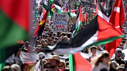 Sambil membentang spanduk dan pamflet, pengunjuk rasa mendesak pemberian sanksi internasional kepada Israel. (William WEST/AFP)