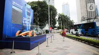 Replika mobil balap listrik Formula E dipamerkan di Bundaran HI, Jakarta, Senin (27/3/2023). (Liputan6.com/Faizal Fanani)