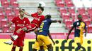 Pemain Liverpool, Kostas Tsimikas, berebut bola dengan pemain RB Salzburg, Chukwubuike Adamu, pada laga persahabatan di Stadion Red Bull Arena, Salzburg, Selasa (25/8/2020). Kedua tim bermain imbang dengan skor 2-2. (AP Photo/Matthias Schrader)