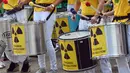 Demonstran ambil bagian dalam aksi menuntut penutupan reaktor nuklir  Belgia yang sudah menua di Aachen, Jerman barat, 25 Juni 2017. Ribuan orang membentuk rantai manusia melintasi wilayah tiga negara, Jerman, Belgia dan Belanda. (Henning Kaiser/dpa/AFP)