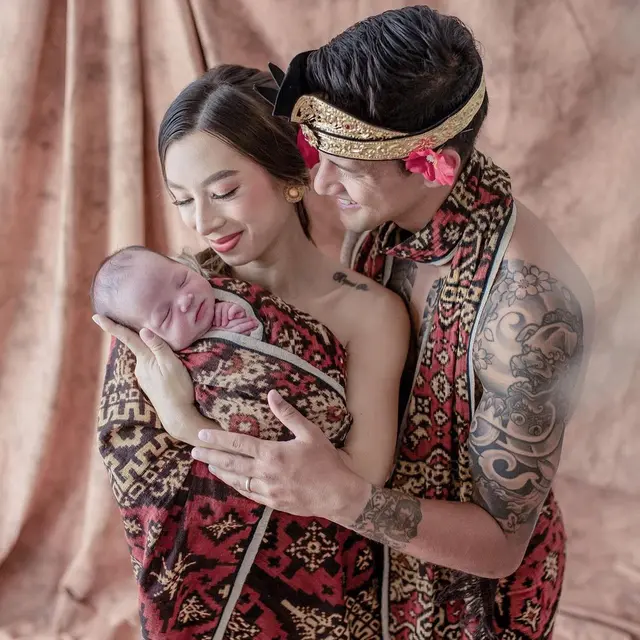 Gaya Pemotretan Keluarga Irfan Bachdim Pakai Kain Nusantara, Tampil Kompak. (Sumber: Instagram/jenniferbachdim)