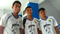 Puja Abdillah (kanan) berharap masih bisa bermain untuk Persib di Liga 1 2018. (Bola.com/Erwin Snaz)
