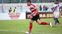 Bek Madura United, Fabiano Beltrame, saat melawan PSIS di Stadion Gelora Bangkalan, Bangkalan, Senin (26/11/2018). (Bola.com/Aditya Wany)