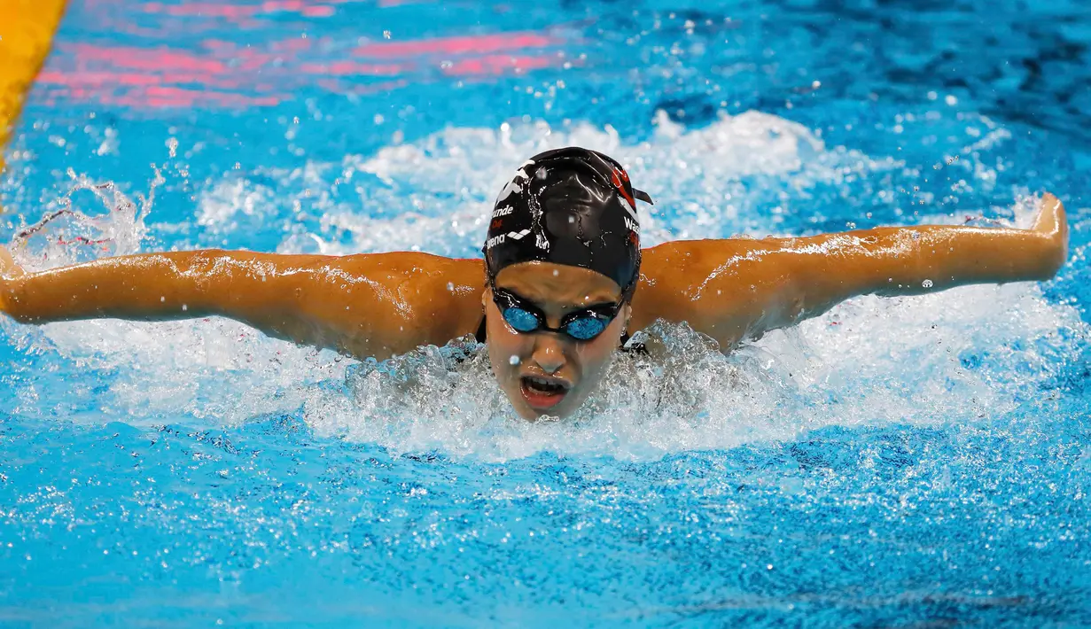 Atlet renang dari Tim Pengungsi, Yusra Mardini saat latihan jelang Olimpiade 2016 di Rio De Janeiro, Brasil (1/8). Yusra Mardini merupakan pengungsi Suriah yang tinggal di Jerman. (REUTERS/Michael Dalder)