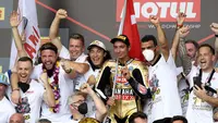 Pembalap Pata Yamaha Toprak Razgatlioglu (tengah) melakukan selebrasi bersama timnya usai Race 1 WSBK Mandalika 2021 di Pertamina Mandalika International Street Circuit, Lombok, Nusa Tenggara Barat, Minggu (21/11/2021). (AP Photo/Achmad Ibrahim)